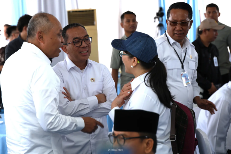 Mendiktisaintek dan Wamendiktisaintek Hadiri Peresmian Operasionalisasi Koperasi Desa/Kelurahan Merah Putih (KDKPM)