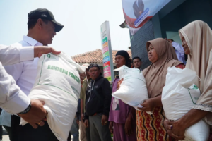 Tinjau Langsung Bantuan Pangan di Karawang, Kepala Bapanas Amran Pastikan Tepat Sasaran